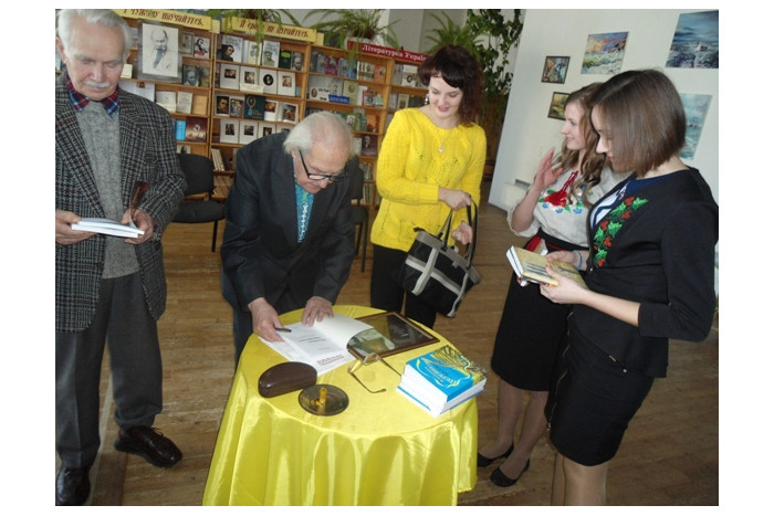 У бібліотеці-філії № 10 відбулися патріотичні читання