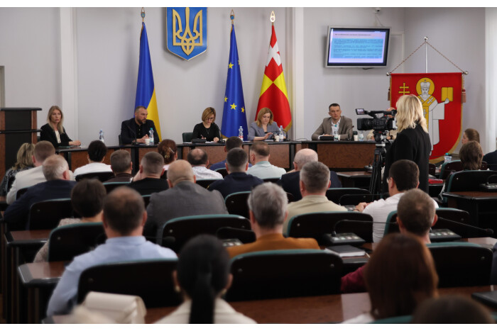 Протягом квітня до відділу комунікацій &laquo;15-80&raquo; надійшло майже три тисячі звернень громадян