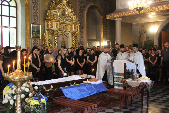 Сьогодні Луцьк попрощався з військовослужбовцем Дмитром Свириденком