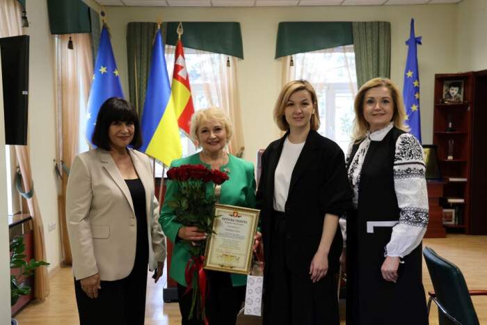 Секретар Луцької міської ради Катерина Шкльода привітала Аллу Опейду з ювілеєм