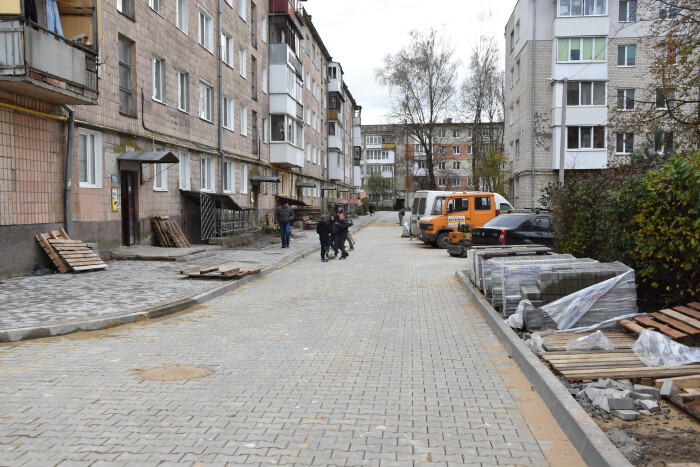 Продовжується ремонт прибудинкових територій