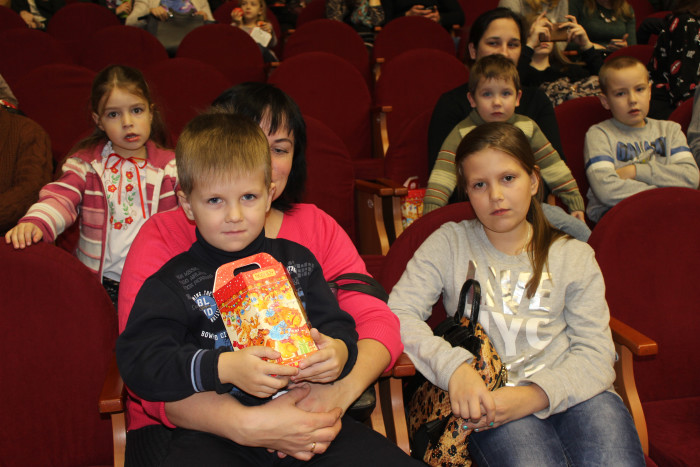     500 школярів та дошкільнят отримали солодкі подарунки з нагоди свята