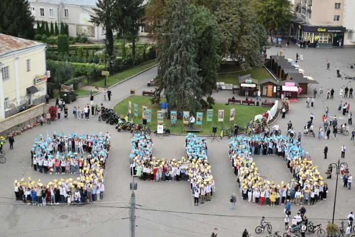 Із нагоди 940-річчя міста Луцька учасники флешмобу “Українська вишиванка” створили цифру 940 