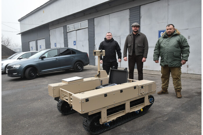 Міський голова Ігор Поліщук передав для військових наземний роботизований комплекс &ldquo;TerMIT&rdquo;