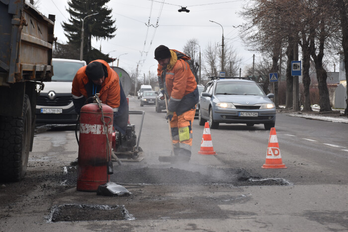 Ямковий ремонт холодним асфальтобетоном у Луцьку робитимуть до настання тепла 