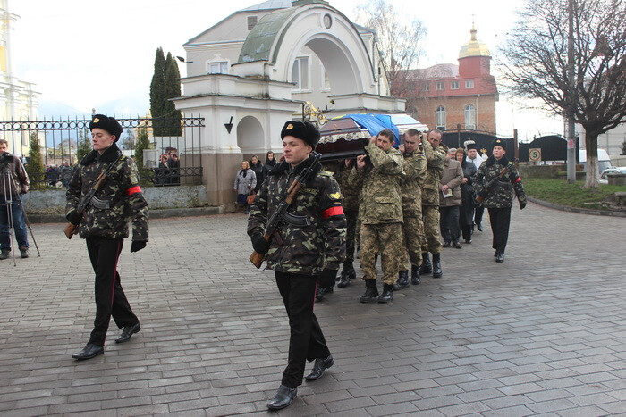 Лучани провели в останню путь військовослужбовця Віктора Мельничука