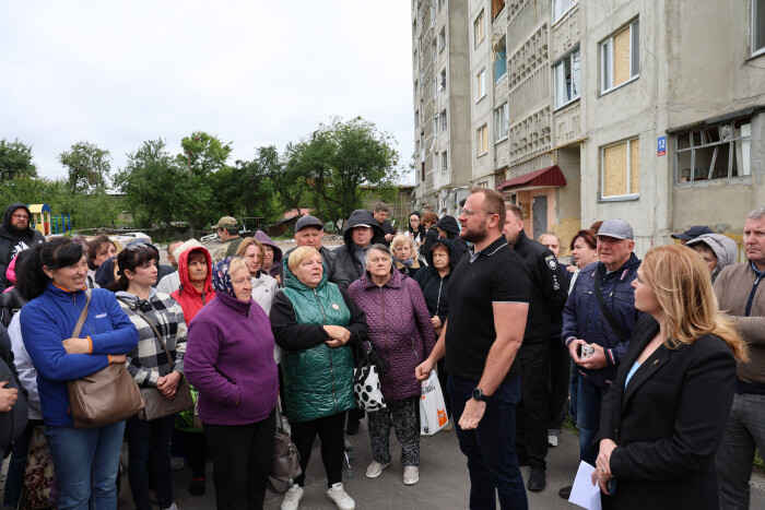 Міський голова Ігор Поліщук зустрівся з мешканцями потерпілих внаслідок ворожого обстрілу будинків