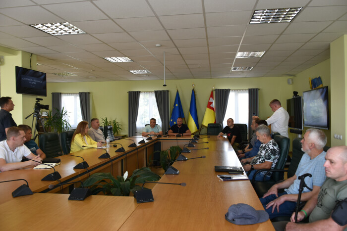  	Міський голова Ігор Поліщук провів нараду з підрядниками щодо  створення безбар’єрного середовища у громаді