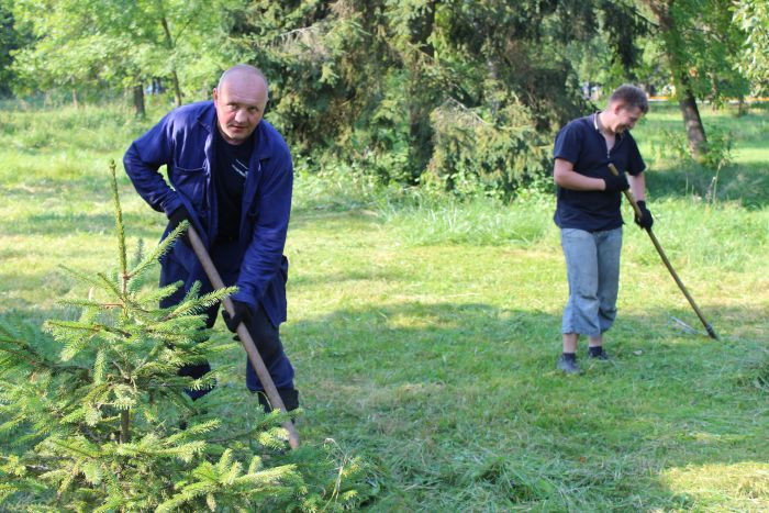 Лучани прибирають центральний парк культури та відпочинку імені Лесі Українки