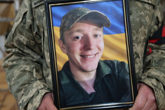 Під звуки сирен: у Луцьку попрощалися із загиблим захисником Олександром Лаконцевим