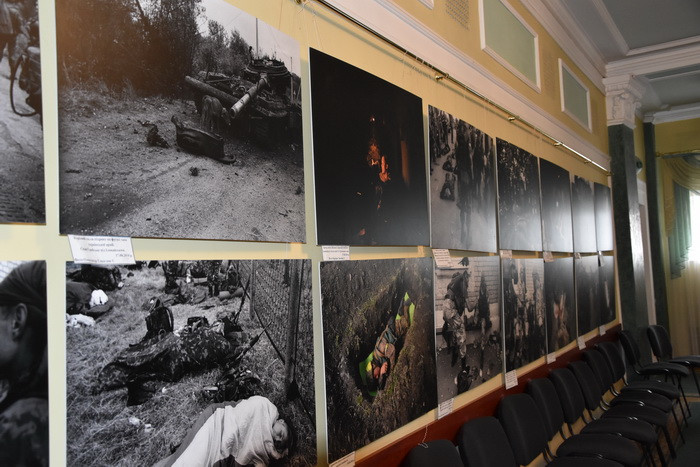 У Палаці культури міста Луцька відкрилася фотовиставка “Іловайськ 2014”