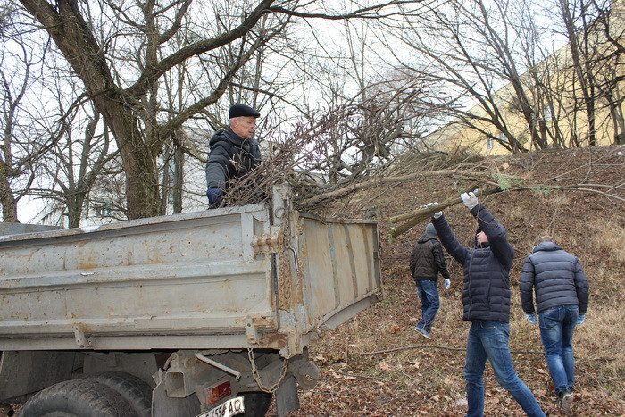 У Луцьку прибирали водоохоронну зону річки Сапалаївка