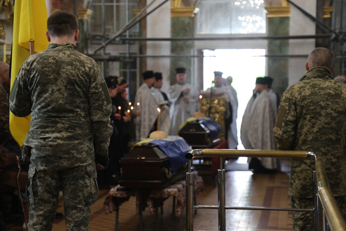 Луцька громада у жалобі: в останню дорогу провели трьох Героїв – Сергія Кравченка, Андрія Крачунова та Олексія Каплуна   