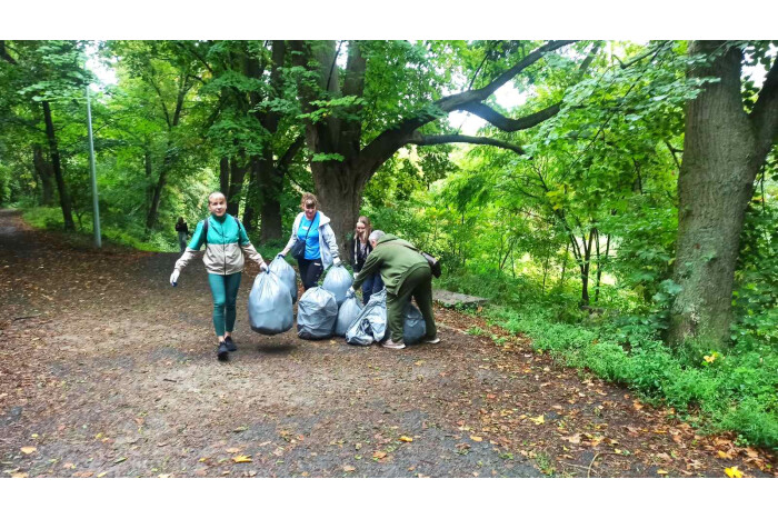 У Луцьку в межах Всесвітнього дня прибирання &laquo;World Cleanup Day 2026&raquo; впорядкували прибережну смугу річок Стир і Сапалаївка