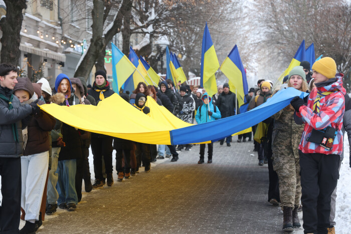 Лучани розгорнули 200-метровий прапор у День Соборності України  