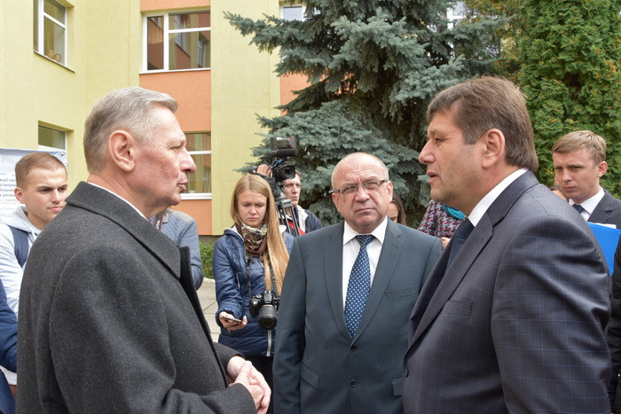 Віце-прем'єр-міністр України Володимир Кістіон ознайомився з впровадженням енергозберігаючих заходів у гімназії № 21