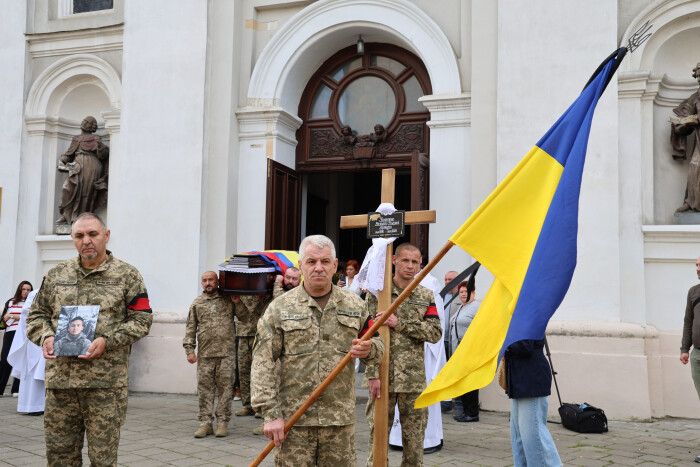 &laquo;Поховання в Україні було його останньою волею&raquo;: у Луцьку попрощалися з колумбійцем Карлосом Бохоркесом