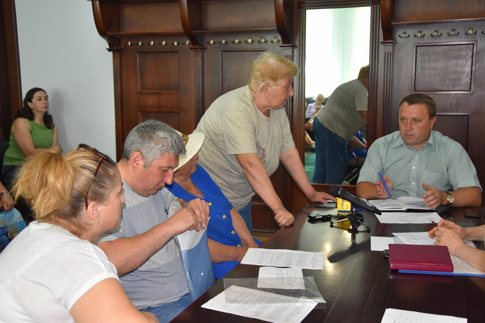 Продавці квітів висловили пропозицію про розміщення квіткового ринку біля обласної філармонії