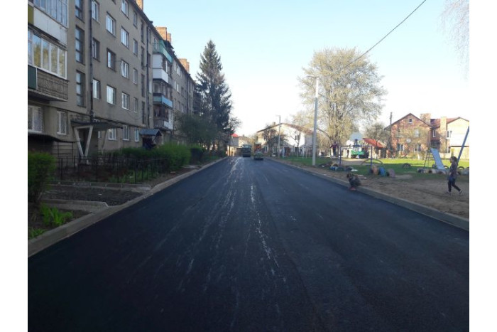 Проведено асфальтування дворів прибудинкових територій на вулиці Львівській, 61, 61а, 61б