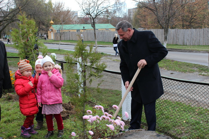 На подвір’ї ДНЗ № 33 відбулася акція з озеленення території садочка