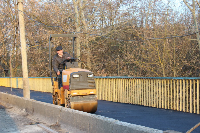 Ремонт моста через річку Стир на вулиці Карпенка-Карого на завершальній стадії