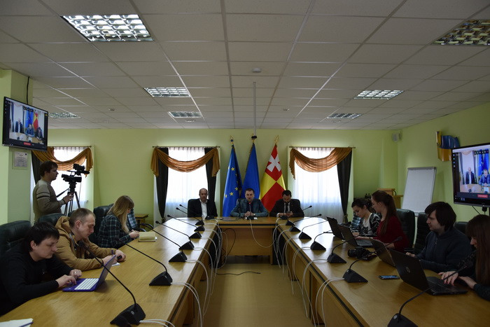 Брифінги, круглі столи, оперативні наради надалі транслюватимуться в онлайн-режимі