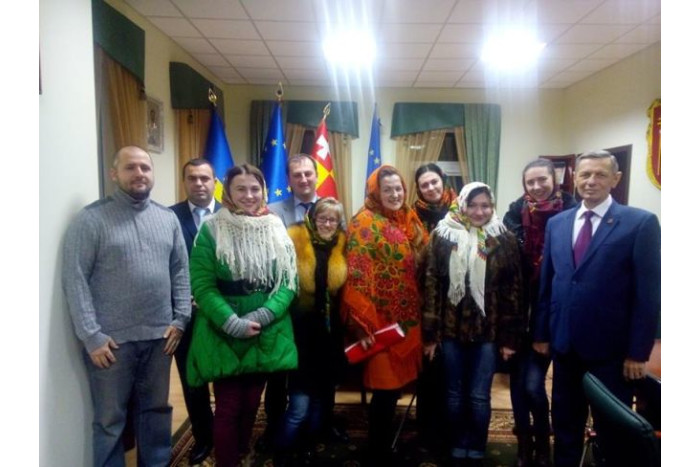 Благодійна коляда у виконанні журналістів лунала у міській раді