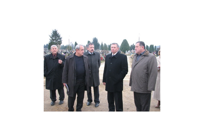 Микола Романюк оглянув територію міського кладовища у с.Гаразджа