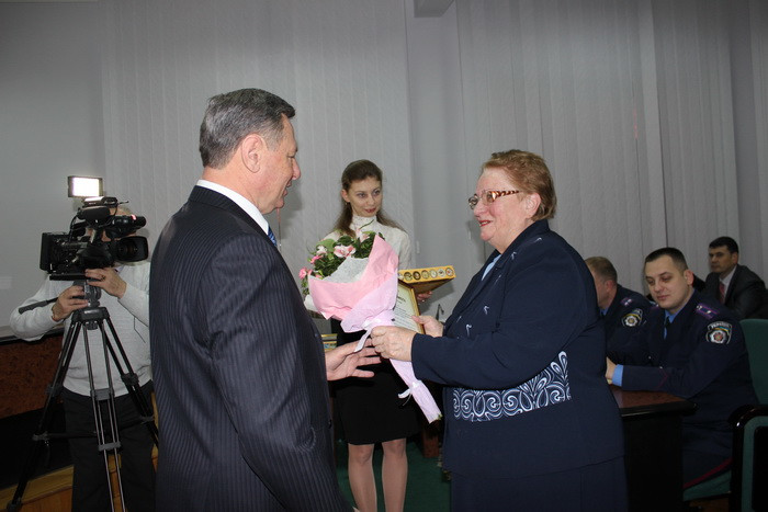 На оперативній нараді міський голова Микола Романюк нагородив ювілярів