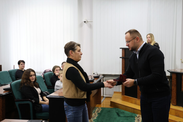 Міський голова Ігор Поліщук вручив рідним загиблих захисників посмертні державні нагороди