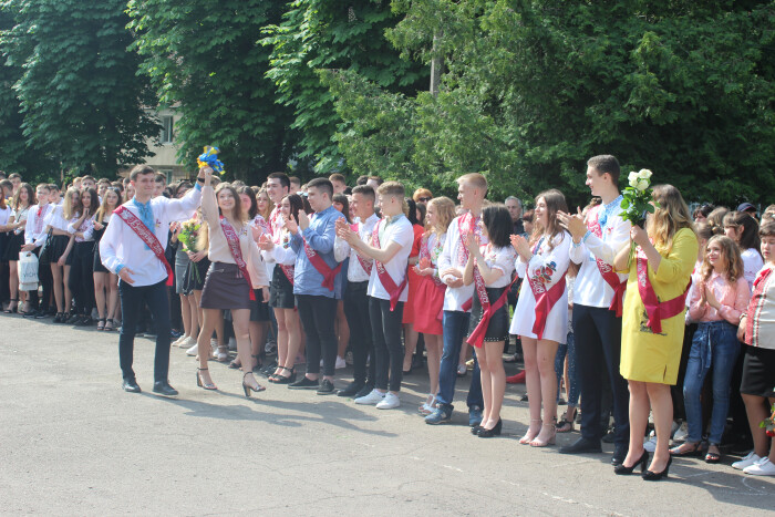 У Луцькій ЗОШ №11 пролунав останній дзвінок