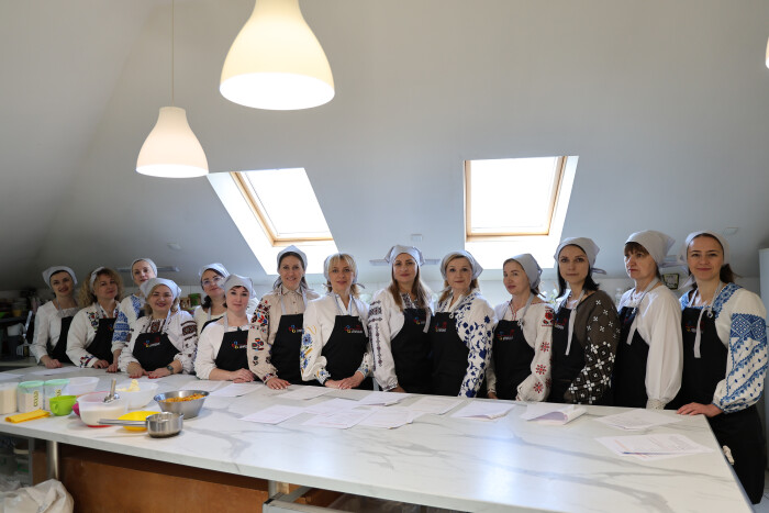 Відомі жінки Луцької громади випікали паски для військових   