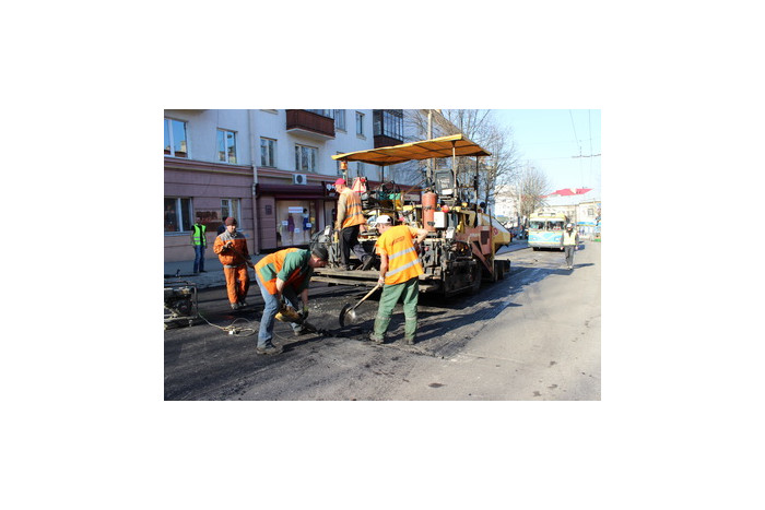 Луцький міський голова Микола Романюк інспектував, як триває капітальний ремонт вулиці Винниченка