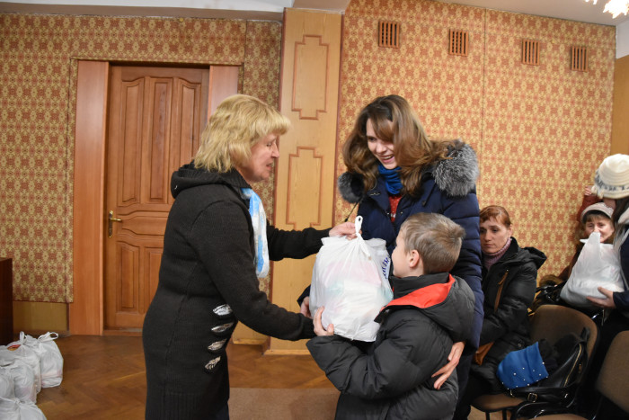 50 сімей, які виховують дітей із особливими потребами, отримали продуктові набори
