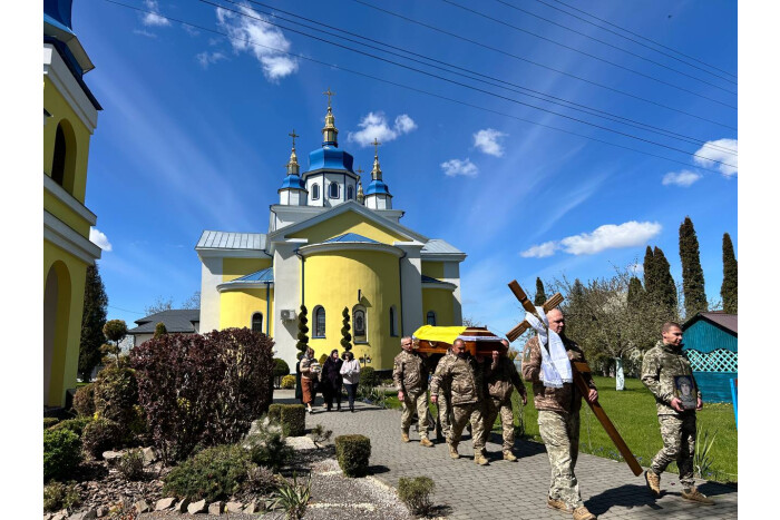 Останню дорогу встелили квітами 