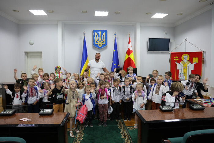 Міський голова Ігор Поліщук вручив дітям пільгових категорій перші у їхньому житті шкільні портфелі 