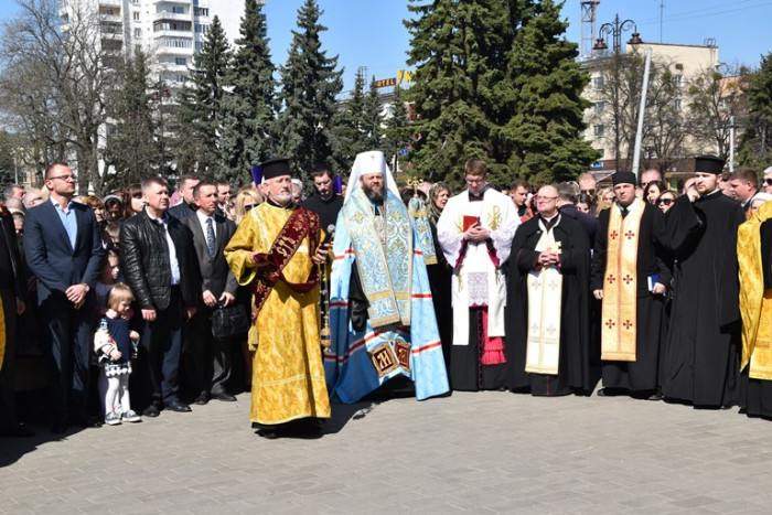 На Театральному майдані молилися за мир в Україні
