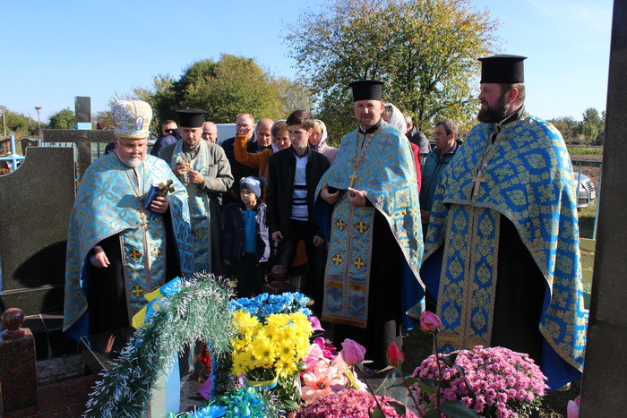 Освятили пам’ятник на могилі загиблого учасника АТО Юрія Чучаліна