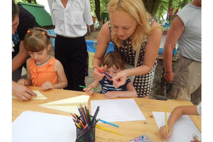 Маленькі лучани підготували листи військовослужбовцям, що зараз у зоні АТО