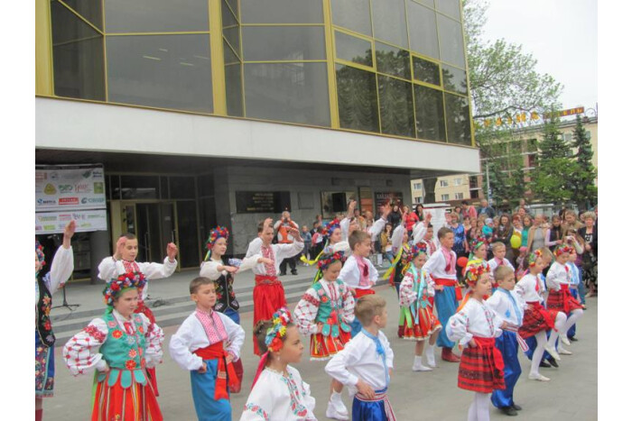 Учні дарували пісні і танці всім матерям