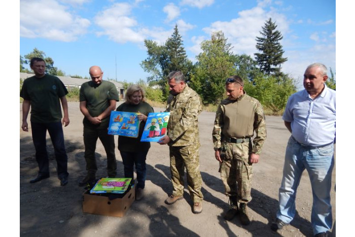 Дитячі малюнки з Луцька зігріли душі солдатів, що воюють під Волновахою