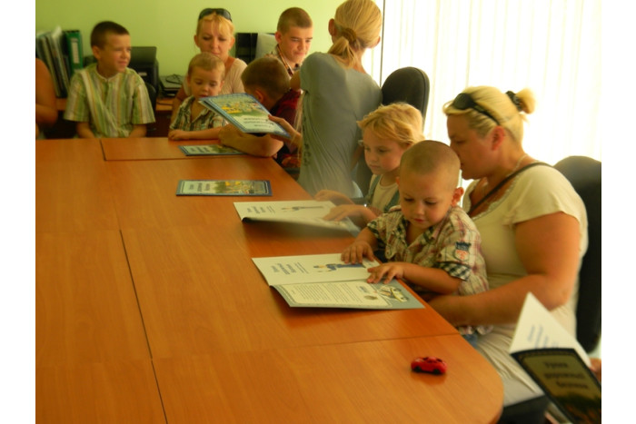 Маленькі лучани отримали шкільне приладдя в рамках благодійної акції «Скоро до школи»