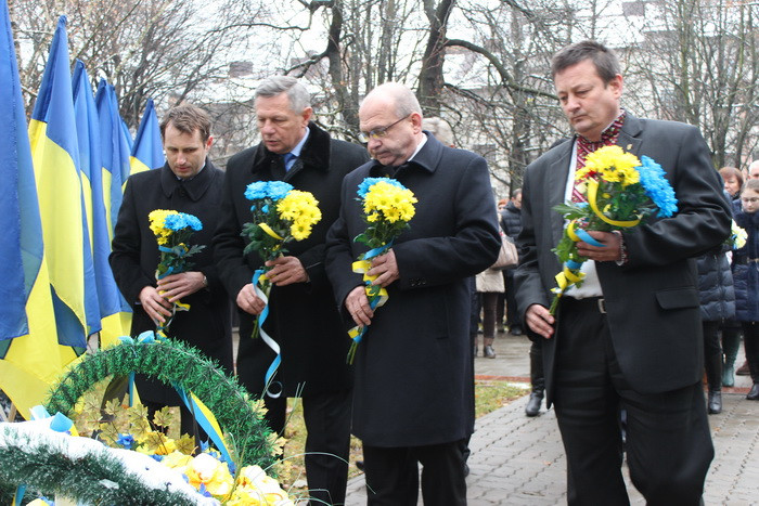 На меморіальному комплексі “Вічна Слава” вшанували Героїв Небесної Сотні та загиблих під час АТО на сході України