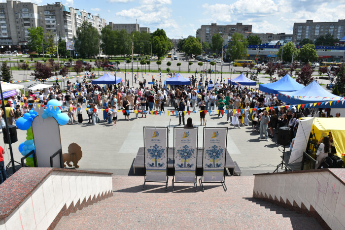1 червня у Луцьку діти розважалися іграми та співом 