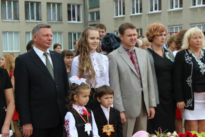 Новий навчальний рік для учнів луцьких шкіл розпочався уроком - «Україна – єдина країна»