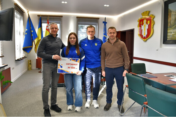 Андрій Разумовський вручив грошовий сертифікат важкоатлетці Вікторії Литвинець   