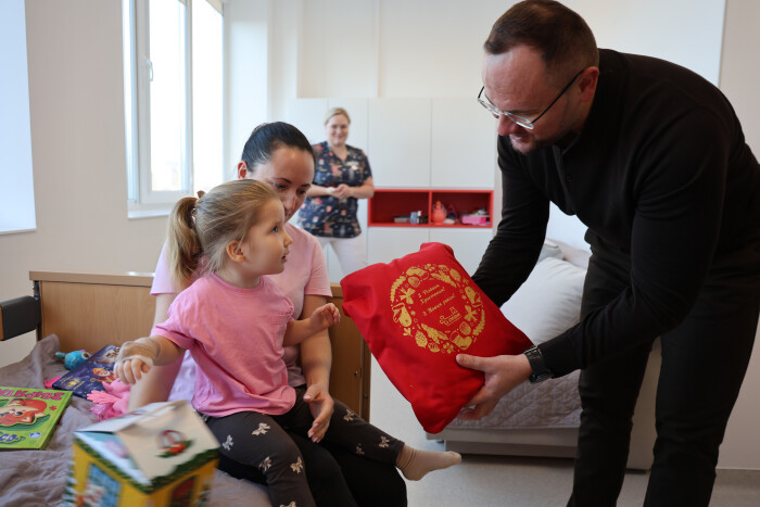 Міський голова на Різдво відвідав важкохворих дітей,&nbsp; які лікуються у відділенні онкогематології&nbsp;