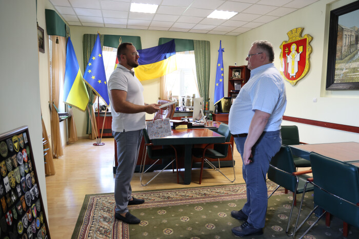 З нагоди здобуття престижної європейської нагороди Ігор Поліщук вручив засновнику Музею сучасного українського мистецтва – Віктору Корсаку подяку міського голови