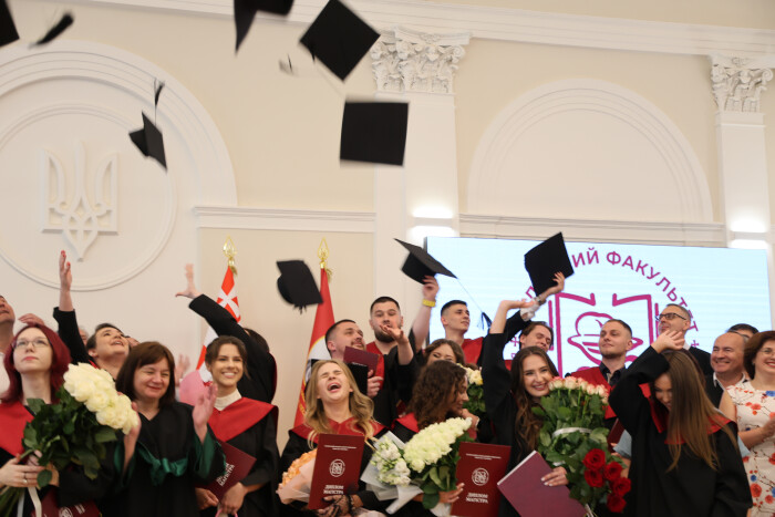 У Волинському національному університеті імені Лесі Українки вручили дипломи першим магістрам-медикам