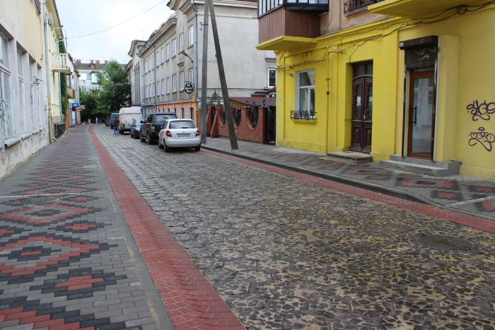 На вулиці Крилова відновили мощення дороги та тротуарів